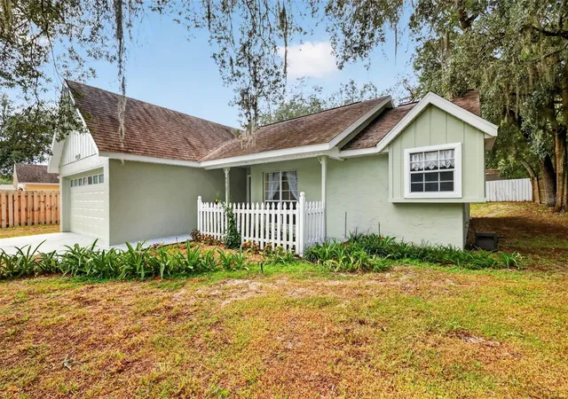 image of 40107 Oakridge Dr, Lady Lake, FL 32159 | MLS# G5116564