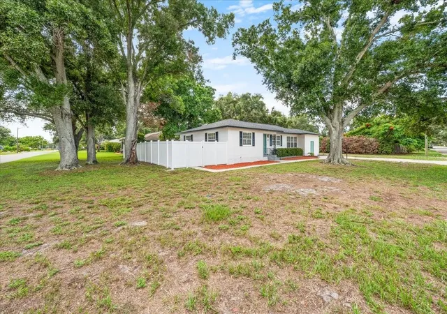 Photo 4 of Single family home for sale at 125 61st Street N, Saint Petersburg, FL 33710 | MLS# TB8539677 | Listing updated on 2026-10-27