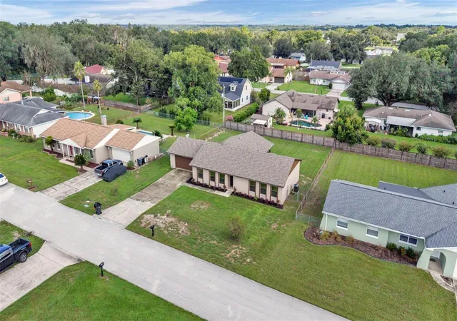 Photo 2 of Single family home for sale at 1930 High Glen Ct S, Lakeland, FL 33813 | MLS# L4964359 | Listing updated on 2026-10-07