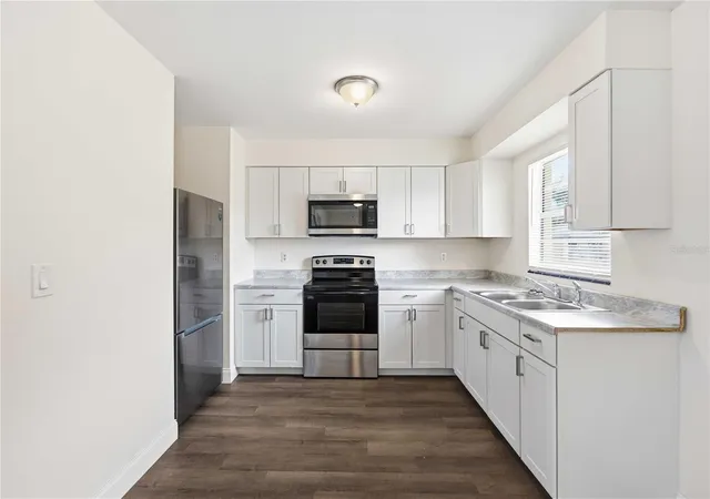 2nd image of 3012 Clay Cir, Sarasota, FL 34234 | MLS# N6145395