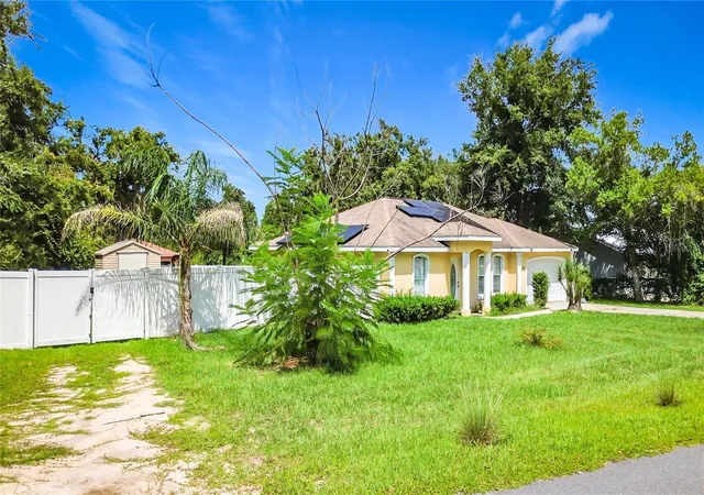 Photo 2 of Single family home for sale at 215 Oak Cir, Ocala, FL 34472 | MLS# N6145397 | Listing updated on 2026-09-01
