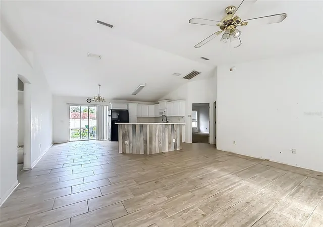 Photo 3 of Single family home for sale at 215 Oak Cir, Ocala, FL 34472 | MLS# N6145397 | Listing updated on 2026-09-17