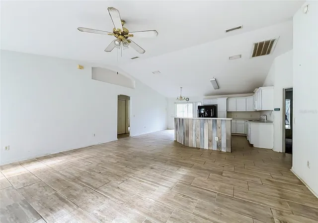 Photo 4 of Single family home for sale at 215 Oak Cir, Ocala, FL 34472 | MLS# N6145397 | Listing updated on 2026-09-17