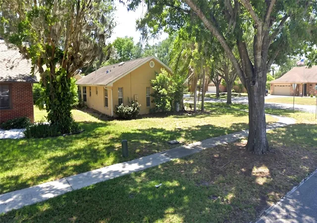 Photo 3 of Sale Pending at 37117 Foxrun Pl, Zephyrhills, FL 33542 | MLS# TB8539729 | Listing updated on 2026-09-21