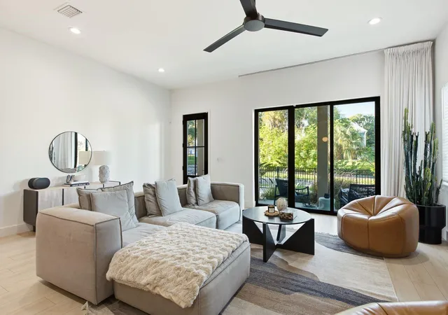 Photo 3 of Townhouse for sale at 501 W Warren Ave #2, Tampa, FL 33602 | MLS# TB8539750 | Listing updated on 2026-09-14
