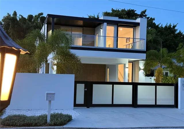 2nd image of 1671 Arlington St, Sarasota, FL 34239 | MLS# A4703257