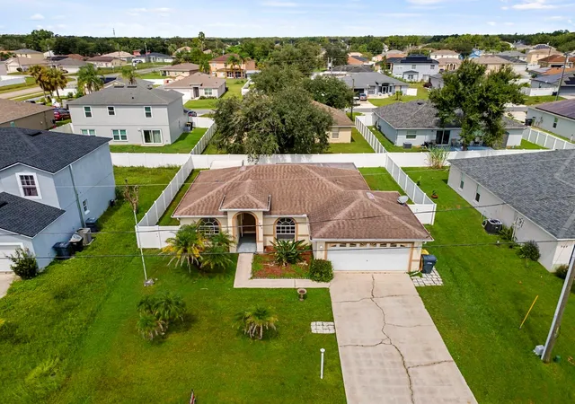 Photo 3 of Single family home for sale at 705 Robin Ct, Kissimmee, FL 34759 | MLS# S5155803 | Listing updated on 2026-09-23