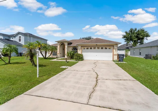 Photo 3 of Single family home for sale at 705 Robin Ct, Kissimmee, FL 34759 | MLS# S5155803 | Listing updated on 2026-09-23