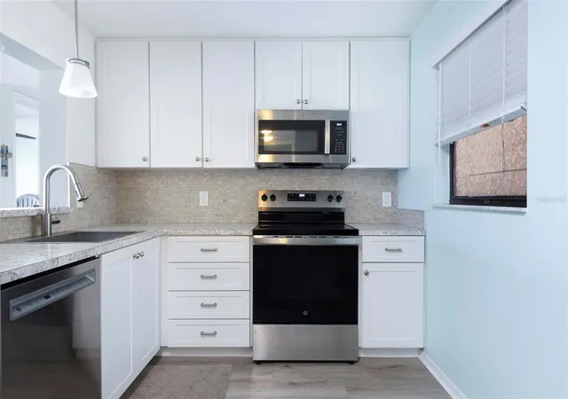 Listing Photo 5 - Condo for sale in building located at 7903 Sailboat Key Blvd S, SOUTH PASADENA, FL 33707 - Unit #102