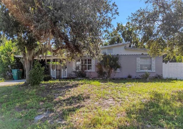 Photo 1 of Single family home for sale at 809 Donnelly St, Eustis, FL 32726 | MLS# G5116592 | Listing updated on 2026-09-08
