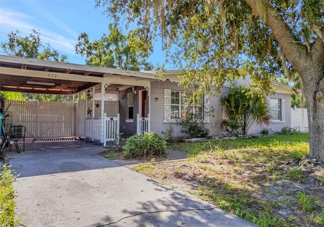 Photo 3 of Single family home for sale at 809 Donnelly St, Eustis, FL 32726 | MLS# G5116592 | Listing updated on 2026-09-08