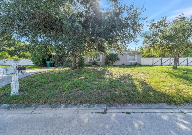 Photo 3 of Single family home for sale at 809 Donnelly St, Eustis, FL 32726 | MLS# G5116592 | Listing updated on 2026-09-08