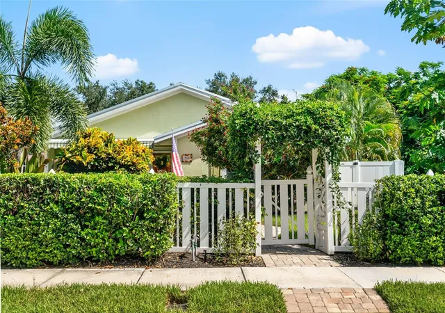 3rd image of 1907 Magnolia St, Sarasota, FL 34239 | MLS# A4703284