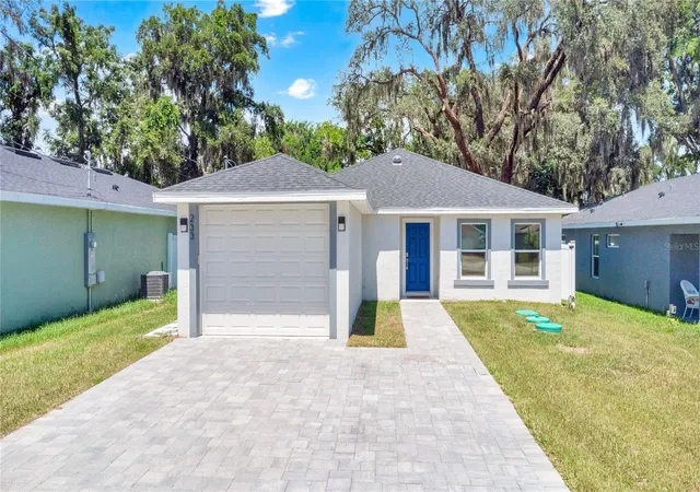 Photo 1 of Single family home for sale at 233 E 16th St, Apopka, FL 32703 | MLS# G5116593 | Listing updated on 2026-09-29