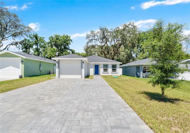 Photo 2 of Single family home for sale at 233 E 16th St, Apopka, FL 32703 | MLS# G5116593 | Listing updated on 2026-09-29