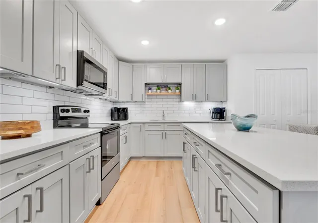 Photo 4 of Single family home for sale at 233 E 16Th St, Apopka, FL 32703 | MLS# G5116593 | Listing updated on 2026-09-29