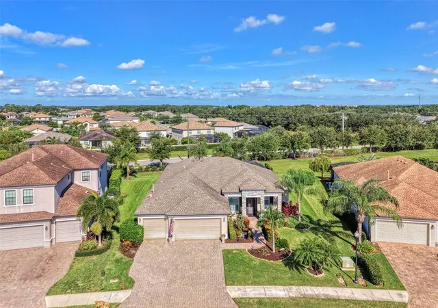 Photo 4 of Single family home for sale at 708 Rosemary Cir, Bradenton, FL 34212 | MLS# A4703340 | Listing updated on 2026-08-30
