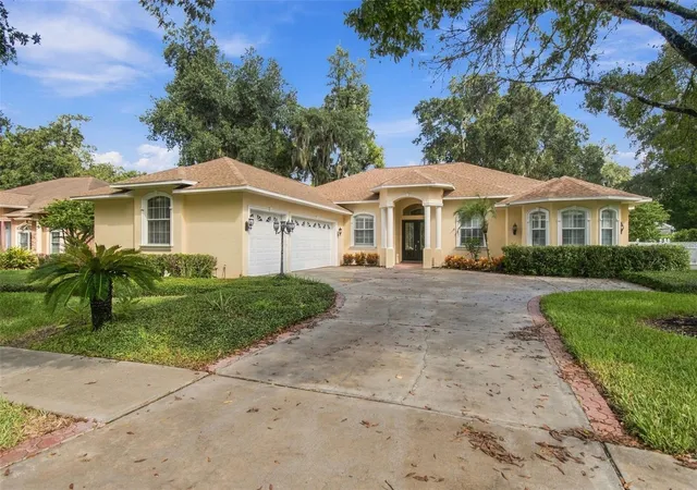 Photo 2 of Single family home for sale at 816 Citrus Wood Ln, Valrico, FL 33594 | MLS# TB8540016 | Listing updated on 2026-10-10