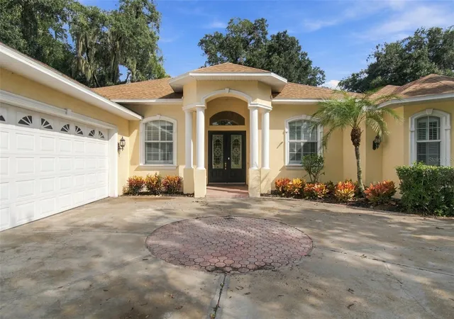 Photo 3 of Single family home for sale at 816 Citrus Wood Ln, Valrico, FL 33594 | MLS# TB8540016 | Listing updated on 2026-10-10