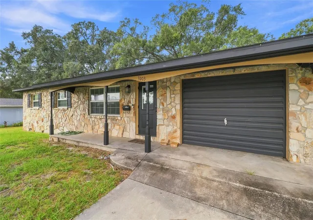 Photo 4 of Single family home for sale at 3203 Carleton Cir E, Lakeland, FL 33803 | MLS# P4939628 | Listing updated on 2026-09-05