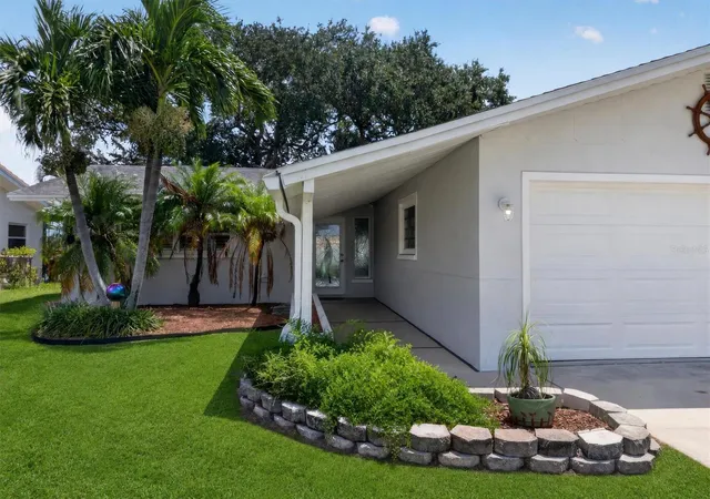 5th image of 541 Lillian Dr, Madeira Beach, FL 33708 | MLS# TB8540140