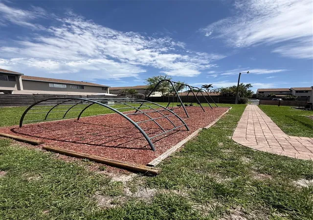 27th image of 6814 Whitman Pl #6814, Sarasota, FL 34243 | MLS# A4703382