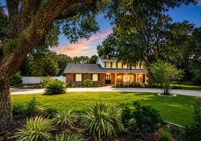 Photo 2 of Single family home for sale at 901 Woodview Dr, Brandon, FL 33511 | MLS# TB8540291 | Listing updated on 2026-10-15