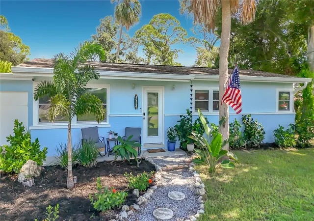 Photo 4 of Single family home for sale at 212 S Myrtle Ave, Nokomis, FL 34275 | MLS# N6145414 | Listing updated on 2026-10-01