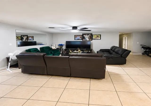 Photo 3 of Single family home for sale at 811 Hillside Ave, Lake Wales, FL 33853 | MLS# TB8540384 | Listing updated on 2026-09-13