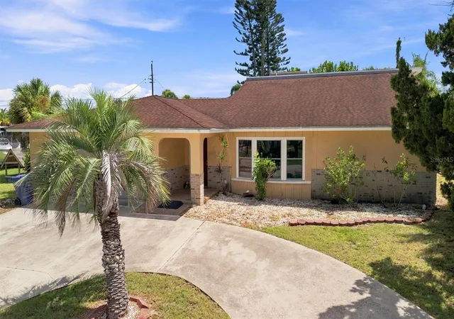 1st image of 352 Lake Rd, Venice, FL 34293 | MLS# A4703444