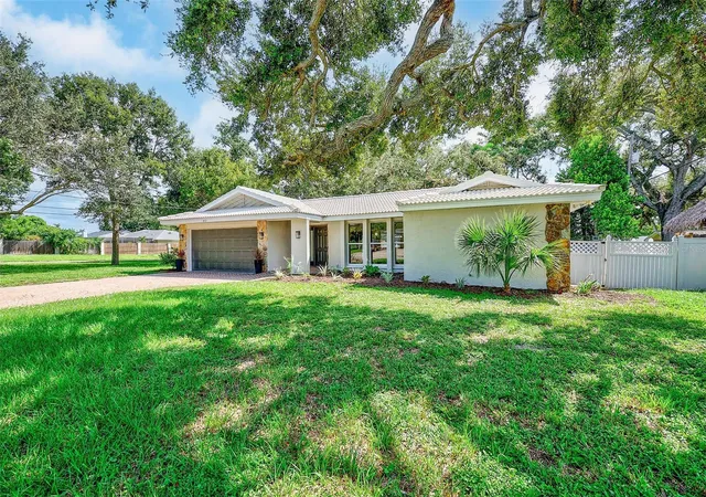 Photo 2 of Single family home for sale at 833 Tallowood Dr, Largo, FL 33770 | MLS# TB8540402 | Listing updated on 2026-10-03