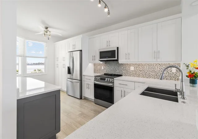 Listing Photo 5 - Condo for sale in building located at 7922 Sailboat Key Blvd S, South Pasadena, FL 33707 - Unit #206