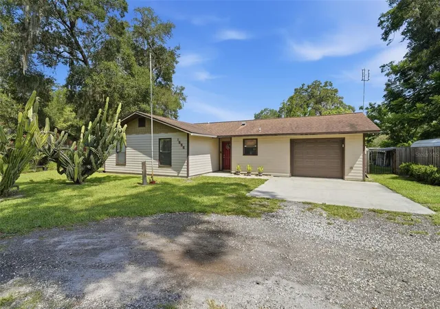 Photo 2 of Single family home for sale at 1555 Rowe Ln, Deland, FL 32720 | MLS# V4950821 | Listing updated on 2026-09-04