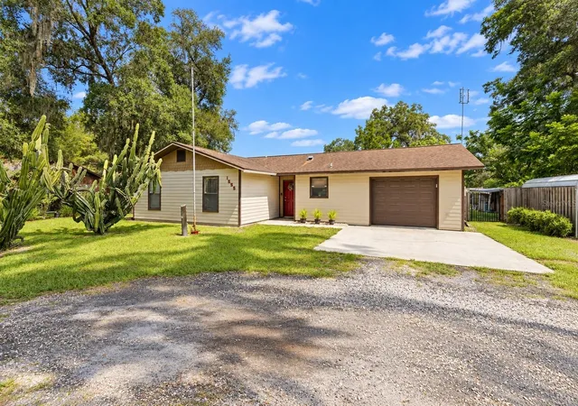 Photo 2 of Single family home for sale at 1555 Rowe Ln, Deland, FL 32720 | MLS# V4950821 | Listing updated on 2026-10-08