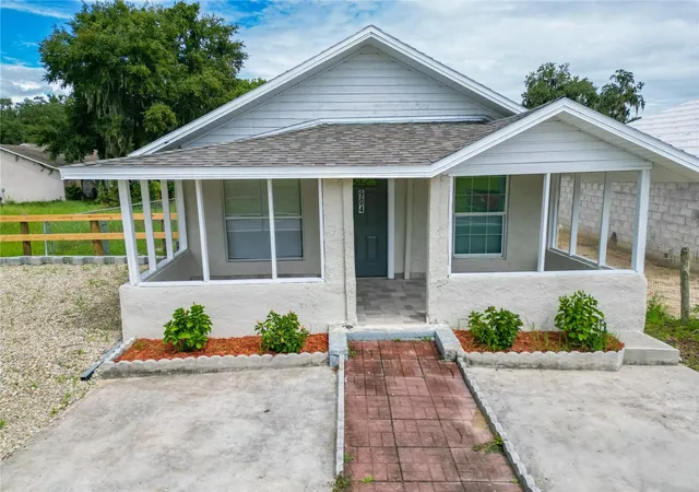 Photo 3 of Single family home for sale at 904 Washington St, Leesburg, FL 34748 | MLS# O6434922 | Listing updated on 2026-10-03
