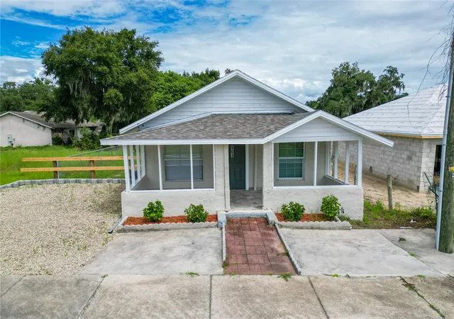 Photo 4 of Single family home for sale at 904 Washington St, Leesburg, FL 34748 | MLS# O6434922 | Listing updated on 2026-10-03