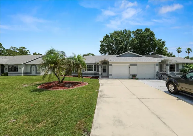 Listing Photo 3 - Condo for sale in building located at 4310 Vantage Cir, SEBRING, FL 33872