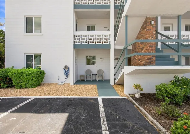2nd image of 5913 17th St W #1, Bradenton, FL 34207 | MLS# A4703486