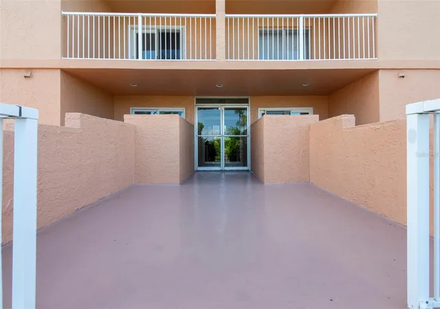 Listing Photo 3 - Condo for sale in building located at 7430 Sunshine Skyway Ln S, St. Petersburg, FL 33711 - Unit #405