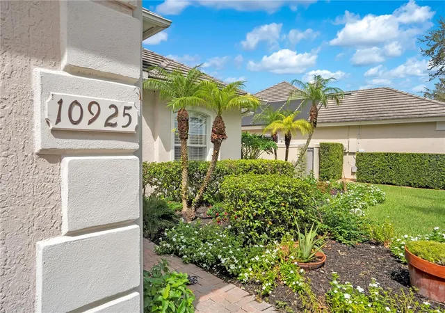Photo 4 of Single family home for sale at 10925 Woodchase Cir, Orlando, FL 32836 | MLS# O6435104 | Listing updated on 2026-10-14