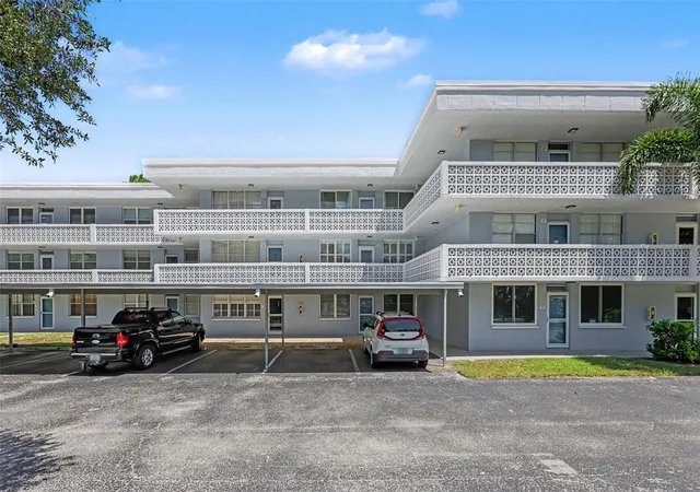 1st image of 4720 Locust St Ne #206, Saint Petersburg, FL 33703 | MLS# TB8540755