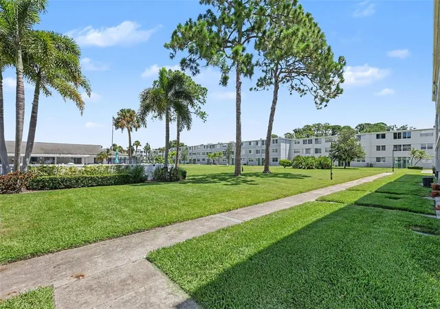 2nd image of 4720 Locust St Ne #206, Saint Petersburg, FL 33703 | MLS# TB8540755