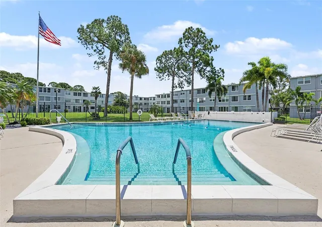 2nd image of 4720 Locust St Ne, Saint Petersburg, FL 33703