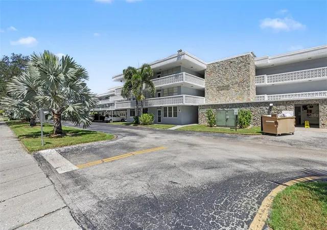 Listing Photo 2 - Condo for sale in building located at 4720 Locust St Ne, ST PETERSBURG, FL 33703 - Unit #206