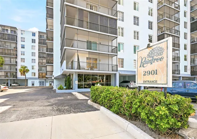 2nd image of 2901 26th St W #818, Bradenton, FL 34205 | MLS# TB8540770