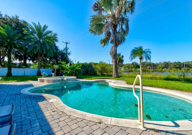 Photo 4 of Single family home for sale at 1026 Lake Ave, Edgewater, FL 32132 | MLS# NS1089050 | Listing updated on 2026-10-20