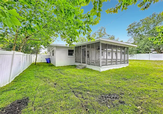 Photo 3 of Single family home for sale at 304 Sunnyhill Ln, Lakeland, FL 33803 | MLS# L4964454 | Listing updated on 2026-09-22