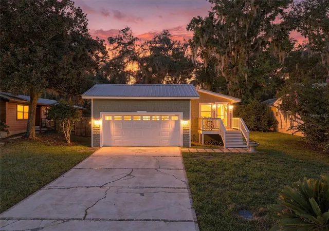 Photo 1 of Single family home for sale at 905 Saint Johns Ave, Green Cove Springs, FL 32043 | MLS# O6435327 | Listing updated on 2026-10-07