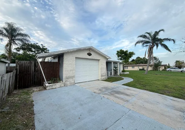3rd image of 3221 Roxbury Dr, Holiday, FL 34691 | MLS# W7888780