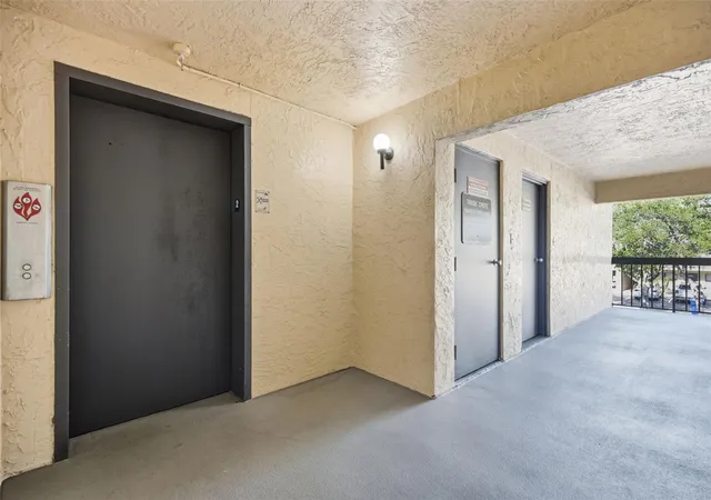 Listing Photo 2 - Condo for sale in building located at 435 30Th Ave W, Bradenton, FL 34205 - Unit #D206